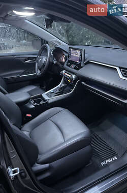 Внедорожник / Кроссовер Toyota RAV4 2019 в 