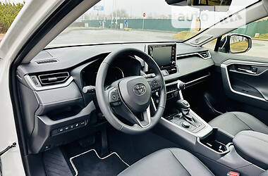 Позашляховик / Кросовер Toyota RAV4 2022 в 