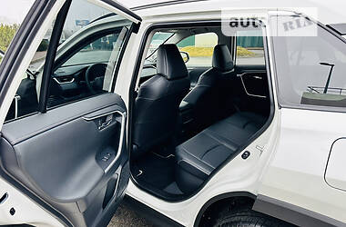 Позашляховик / Кросовер Toyota RAV4 2022 в 