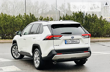 Позашляховик / Кросовер Toyota RAV4 2022 в 