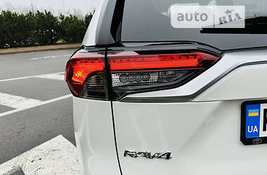 Позашляховик / Кросовер Toyota RAV4 2022 в 