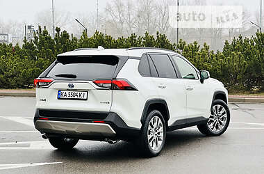 Позашляховик / Кросовер Toyota RAV4 2022 в 