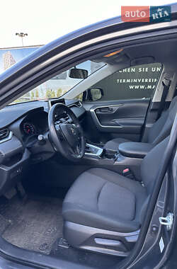 Позашляховик / Кросовер Toyota RAV4 2019 в 