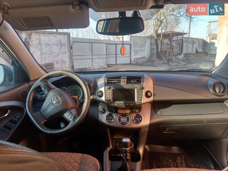 Позашляховик / Кросовер Toyota RAV4 2010 в Ізяславі