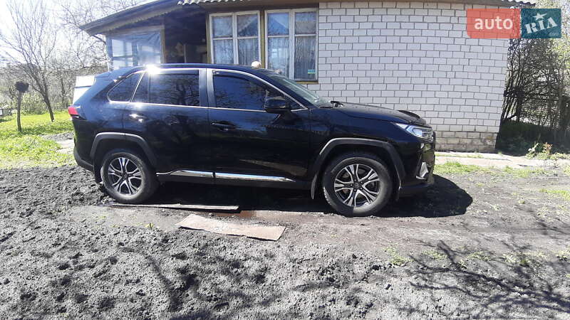 Внедорожник / Кроссовер Toyota RAV4 2020 в Ровно
