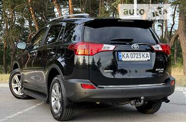 Внедорожник / Кроссовер Toyota RAV4 2015 в 