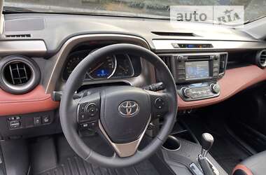 Внедорожник / Кроссовер Toyota RAV4 2015 в 