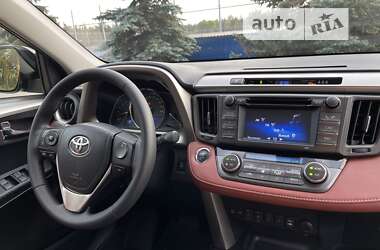Внедорожник / Кроссовер Toyota RAV4 2015 в 