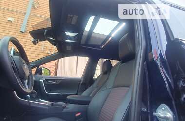 Позашляховик / Кросовер Toyota RAV4 2021 в 