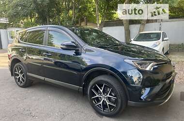 Позашляховик / Кросовер Toyota RAV4 2017 в 