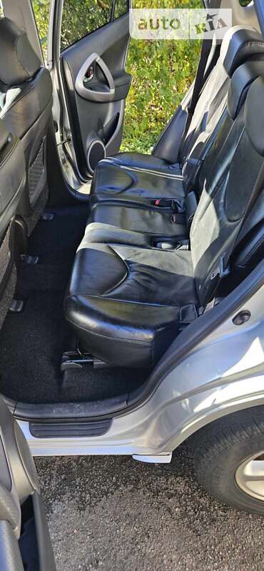 Позашляховик / Кросовер Toyota RAV4 2006 в Чернівцях