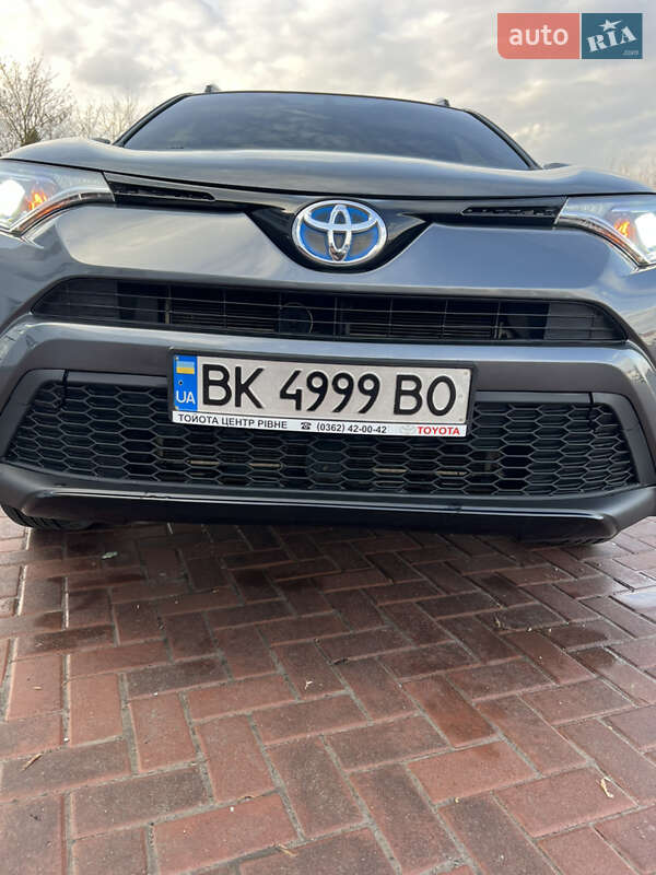 Внедорожник / Кроссовер Toyota RAV4 2016 в Ровно