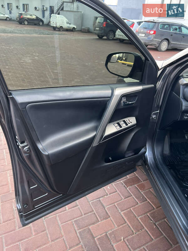 Внедорожник / Кроссовер Toyota RAV4 2016 в Ровно