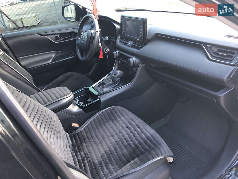 Позашляховик / Кросовер Toyota RAV4 2021 в Дніпрі