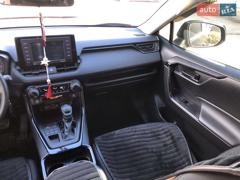 Позашляховик / Кросовер Toyota RAV4 2021 в Дніпрі