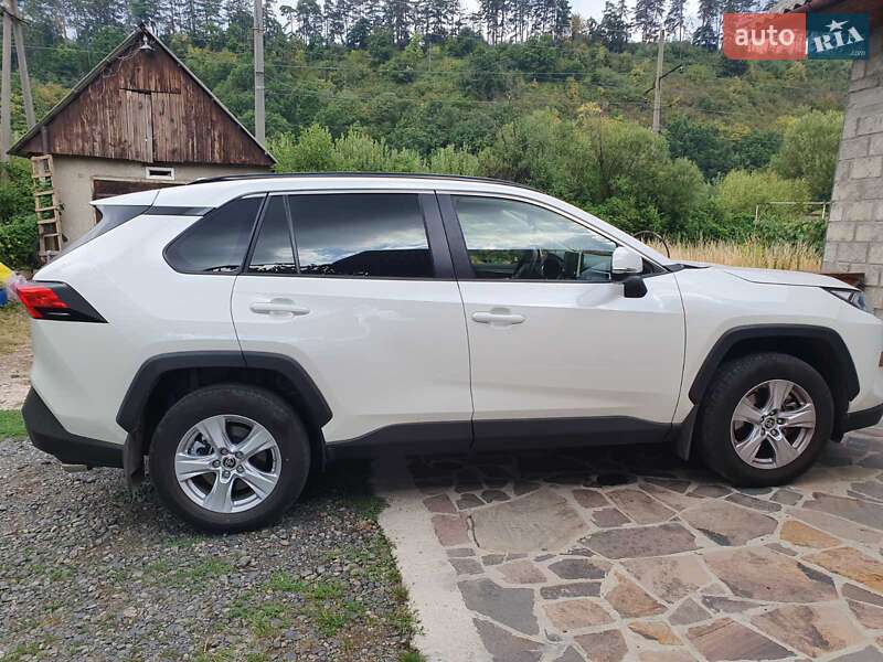 Позашляховик / Кросовер Toyota RAV4 2020 в Мукачевому