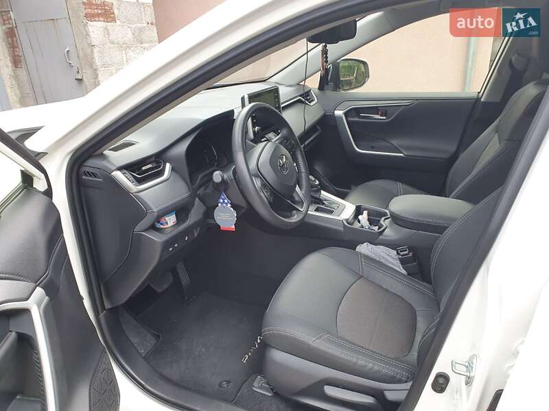 Позашляховик / Кросовер Toyota RAV4 2020 в Мукачевому