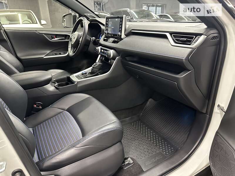 Позашляховик / Кросовер Toyota RAV4 2020 в Харкові