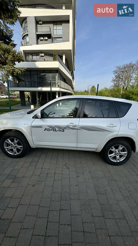 Позашляховик / Кросовер Toyota RAV4 2010 в Чернівцях