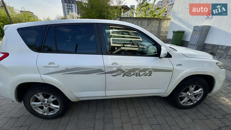 Позашляховик / Кросовер Toyota RAV4 2010 в Чернівцях