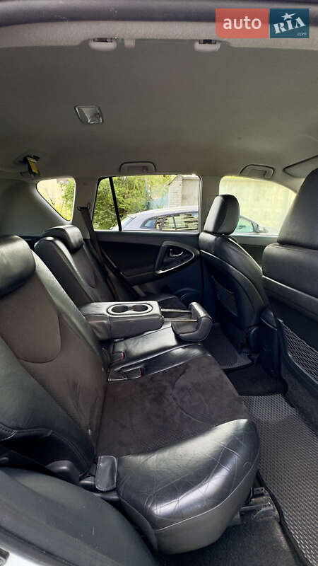 Позашляховик / Кросовер Toyota RAV4 2010 в Чернівцях