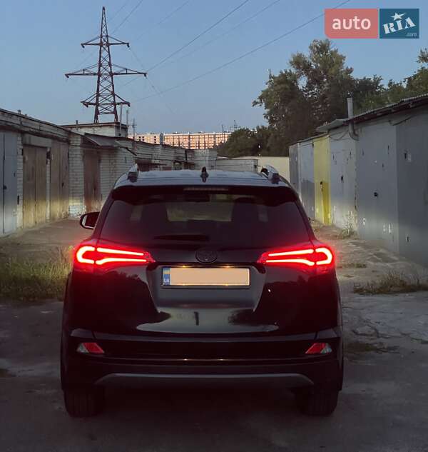 Внедорожник / Кроссовер Toyota RAV4 2017 в Чернигове