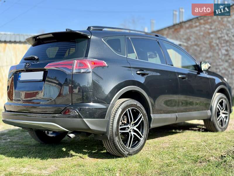 Внедорожник / Кроссовер Toyota RAV4 2017 в Чернигове