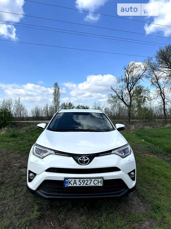 Внедорожник / Кроссовер Toyota RAV4 2017 в Кагарлыке