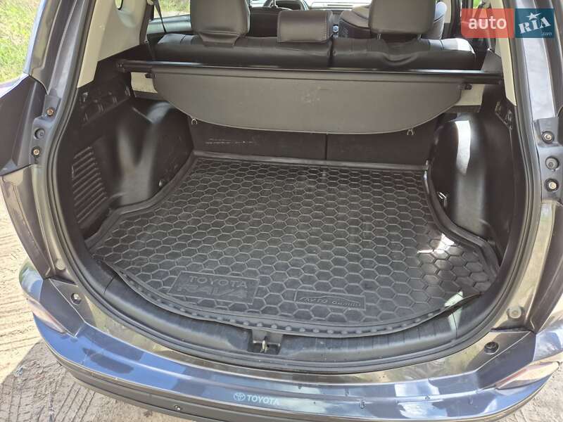 Внедорожник / Кроссовер Toyota RAV4 2017 в Харькове