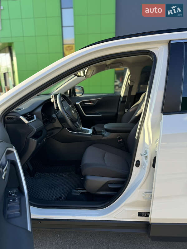 Позашляховик / Кросовер Toyota RAV4 2020 в Києві