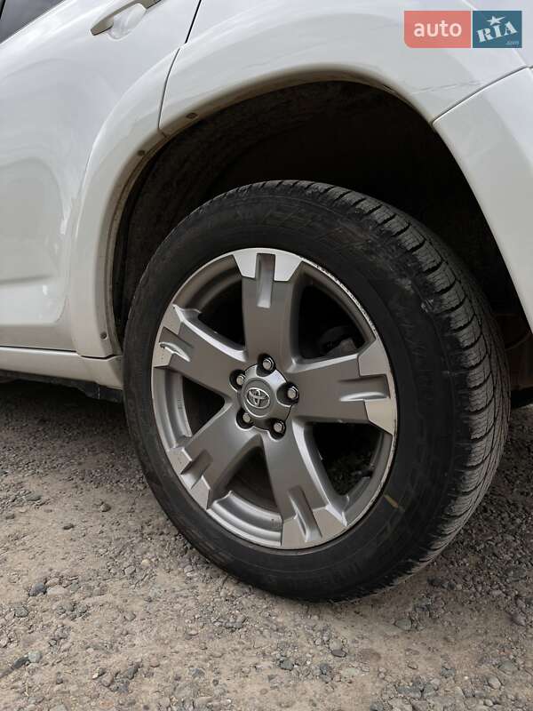 Позашляховик / Кросовер Toyota RAV4 2010 в Чернівцях