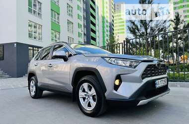 Внедорожник / Кроссовер Toyota RAV4 2020 в Софиевской Борщаговке