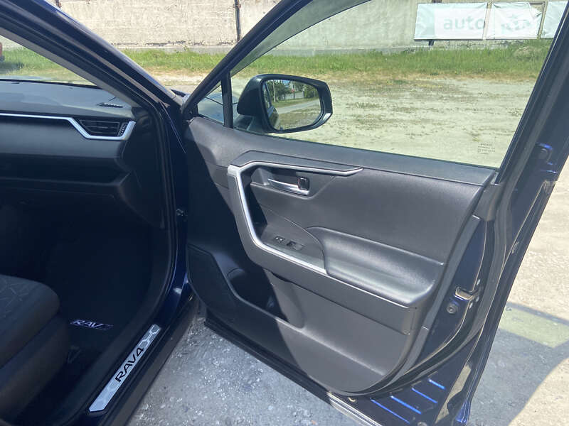 Внедорожник / Кроссовер Toyota RAV4 2021 в Тернополе