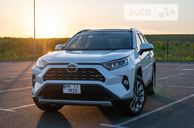 Внедорожник / Кроссовер Toyota RAV4 2019 в Ровно