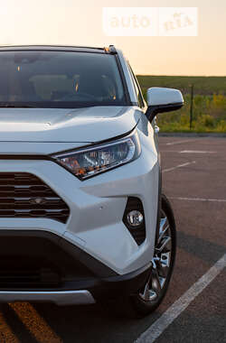 Внедорожник / Кроссовер Toyota RAV4 2019 в Ровно