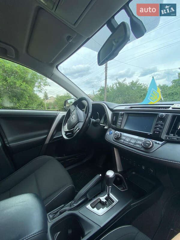 Позашляховик / Кросовер Toyota RAV4 2017 в Лозовій