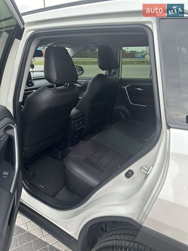 Внедорожник / Кроссовер Toyota RAV4 2020 в Виннице