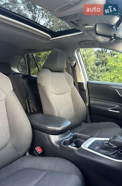 Внедорожник / Кроссовер Toyota RAV4 2021 в 