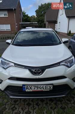 Внедорожник / Кроссовер Toyota RAV4 2017 в 