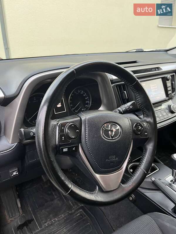 Позашляховик / Кросовер Toyota RAV4 2017 в Києві