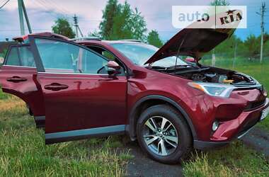 Позашляховик / Кросовер Toyota RAV4 2017 в Червонограді