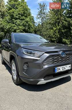 Позашляховик / Кросовер Toyota RAV4 2021 в Рівному