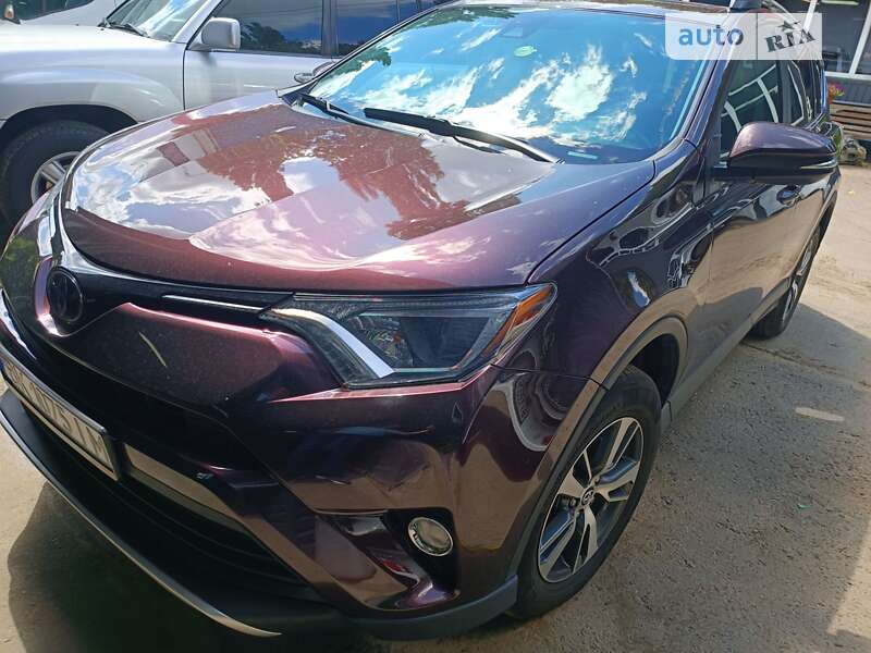 Позашляховик / Кросовер Toyota RAV4 2018 в Рівному