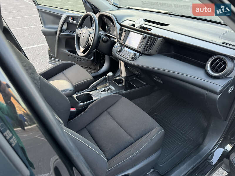 Внедорожник / Кроссовер Toyota RAV4 2018 в Киеве