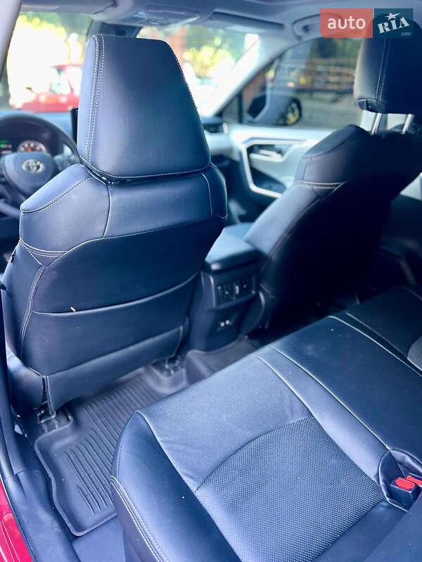 Позашляховик / Кросовер Toyota RAV4 2021 в Фастові