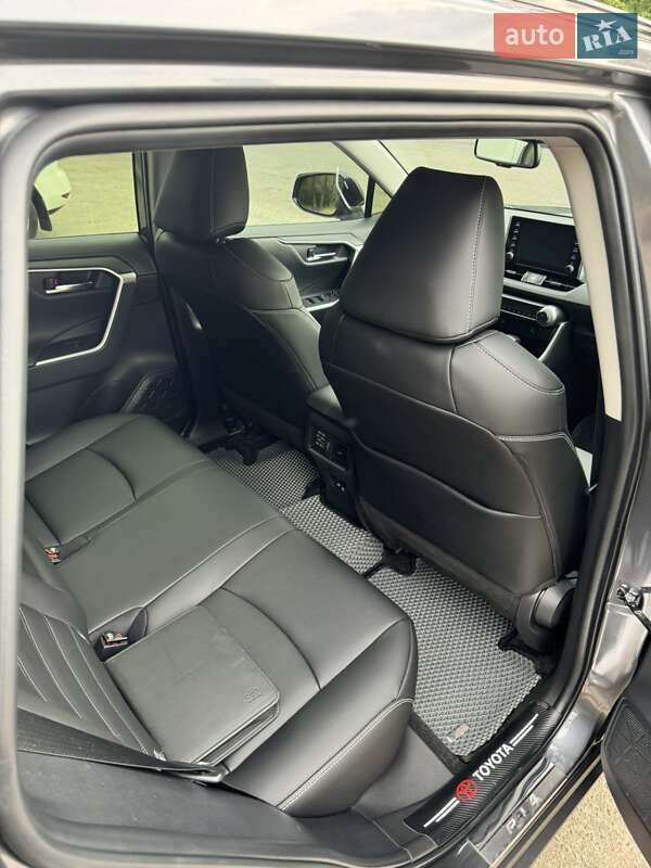 Внедорожник / Кроссовер Toyota RAV4 2021 в Сумах