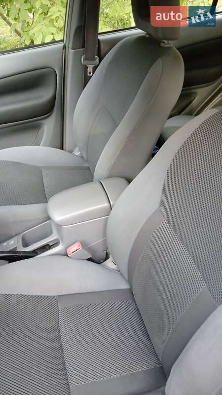 Внедорожник / Кроссовер Toyota RAV4 2001 в 