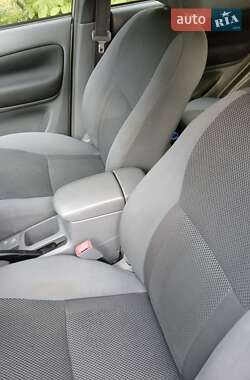 Внедорожник / Кроссовер Toyota RAV4 2001 в 