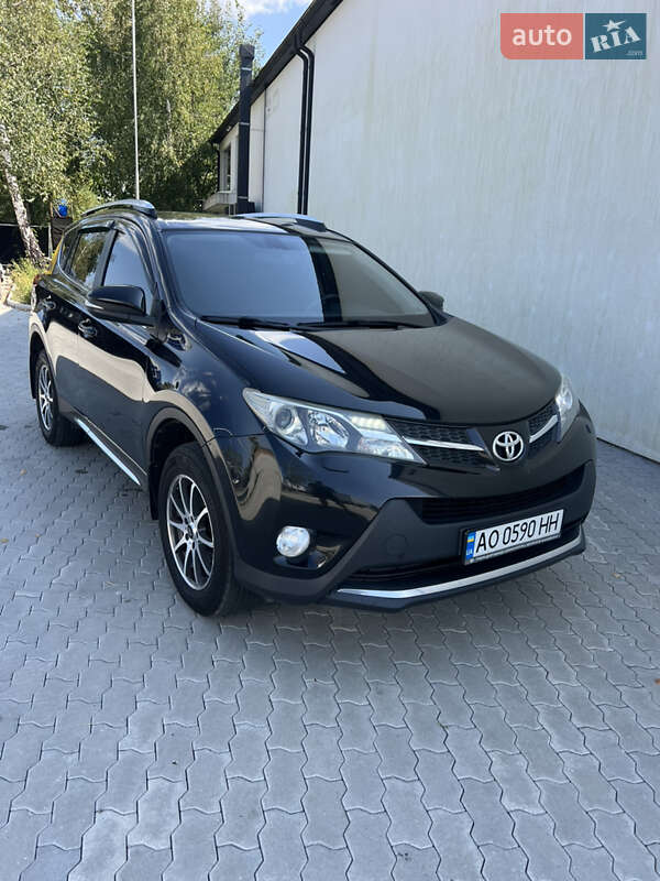 Внедорожник / Кроссовер Toyota RAV4 2015 в Хусте