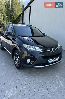 Внедорожник / Кроссовер Toyota RAV4 2015 в Хусте